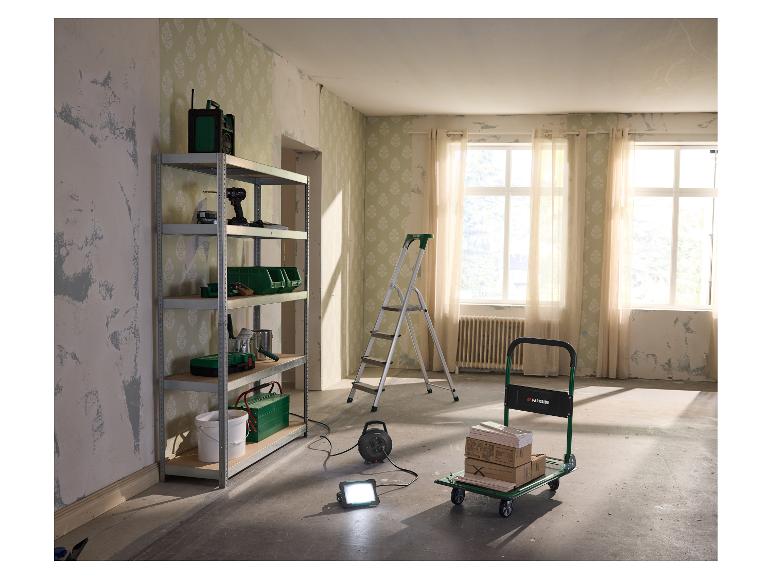 PARKSIDE LED-bouwlamp PASL 32 A1 in een te renoveren kamer.