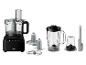 Zwarte keukenmachine met blender, hakmolen en accessoires op een witte achtergrond.