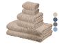 Een set beige handdoeken in verschillende maten gestapeld, met kleurstalen ernaast.