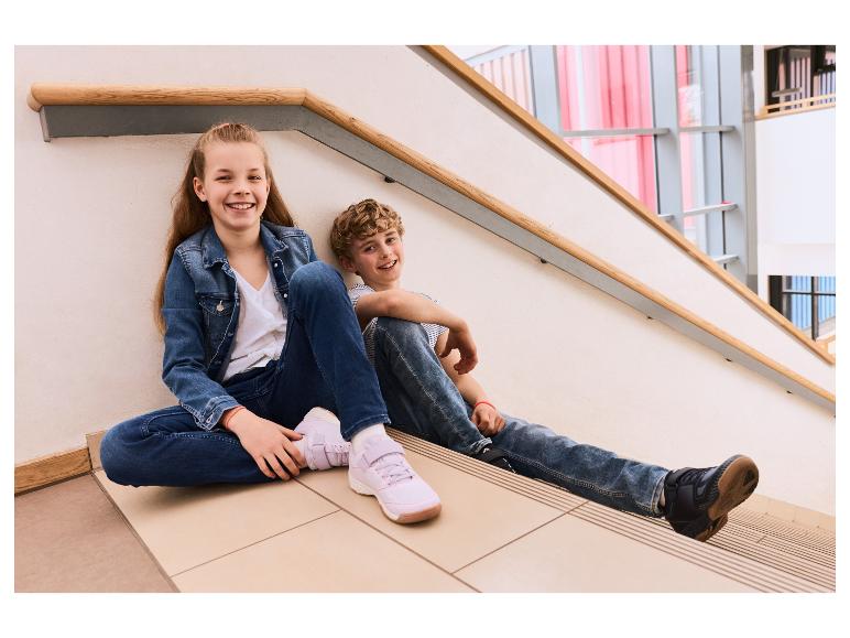Twee kinderen op de trap, het meisje draagt CRIVIT kindersportschoenen.