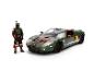 Boba Fett actiefiguur naast een groene en rode sportwagen met Star Wars-thema