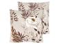 Twee kussens met bloemenpatroon in beige en bruine tinten.