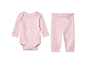 Roze babyset met lange mouwen.