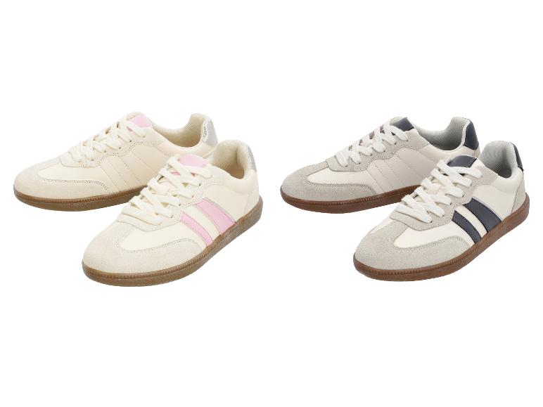 Twee paar sneakers: één crème met roze strepen en één crème met donkerblauwe strepen.