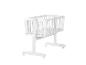 Wit houten babybedje op wielen met verstelbare hoogte.