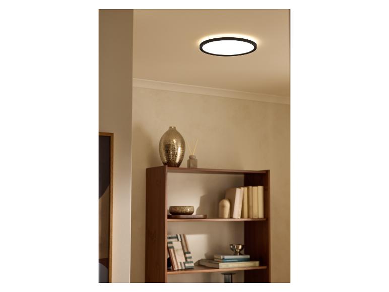 Ronde LIVARNO® LED-plafondlamp in een gezellig ingerichte kamer.