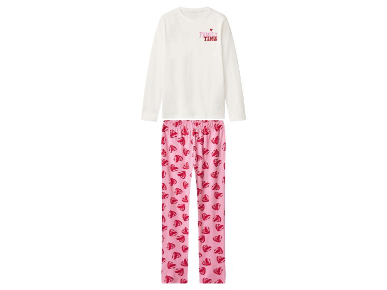Wit pyjamashirt met lange mouwen en „FAMILY TIME” tekst en roze pyjamabroek met hartjespatroon