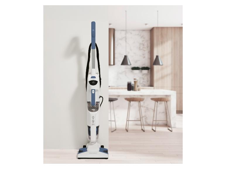 Witte en blauwe stoommop in een moderne keuken met houten en marmeren elementen.