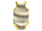 Een gestreept babypakje met gele accenten.