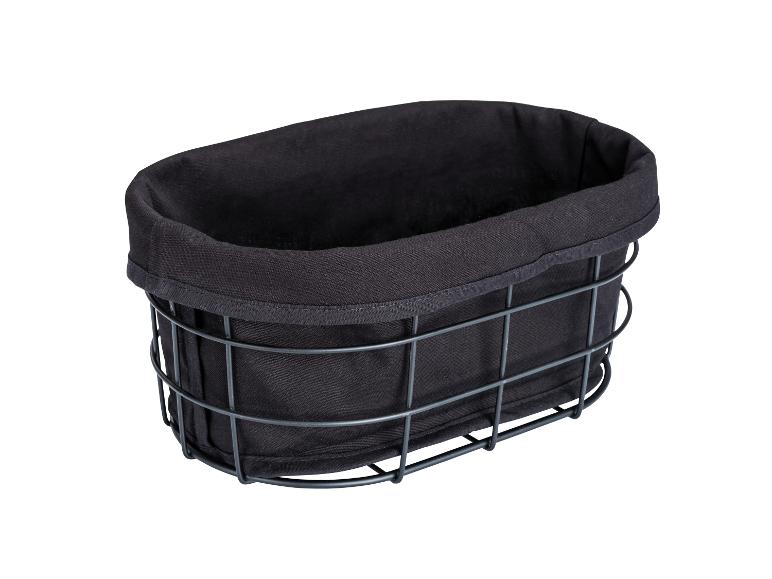 Zwarte metalen fietstas met stoffen voering.