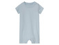 Een lichtblauwe baby romper met korte mouwen.
