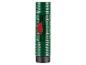 Groene zaklamp met een rode klep die een 5V=1A oplaadpoort bedekt.