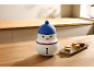 Sneeuwpopvormige container en macarons op een houten aanrecht in de keuken.