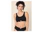 Vrouw in zwarte geribbelde katoenen bralette en slip set