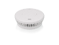 Witte rookmelder met ventilatiesleuven en een knop op een witte achtergrond.