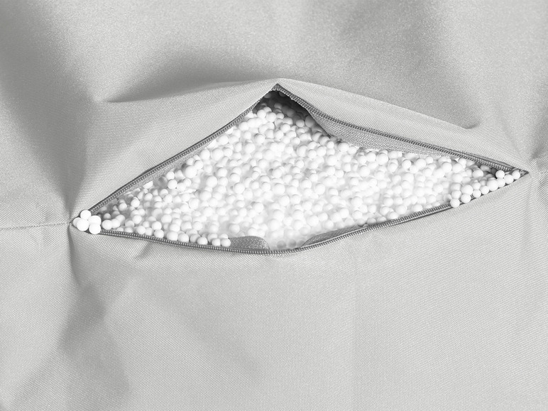 Een grijze stoel met een open rits waar witte EPS-parels uit zichtbaar zijn.