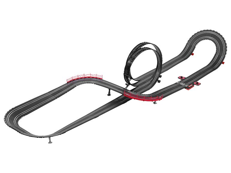 Een Carrera racebaan met bochten en een loop-the-loop.