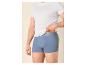 Man in wit T-shirt en blauwe boxershort.