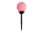 Roze bolvormige tuinlamp met zwarte grondpin, geïsoleerd op een witte achtergrond.