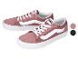 Roze damessneakers met witte details en veters.