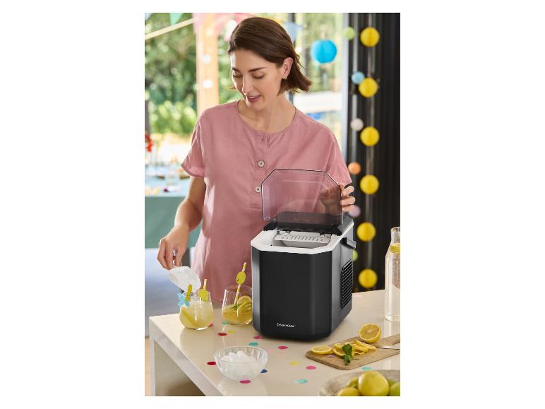 Vrouw schept ijsblokjes uit de SILVERCREST® ijsblokjesmachine in drankjes.