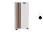 Witte schoenenkast met houten latten en zwart handvat.