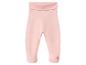 Roze babybroek met voetjes en brede elastische tailleband.