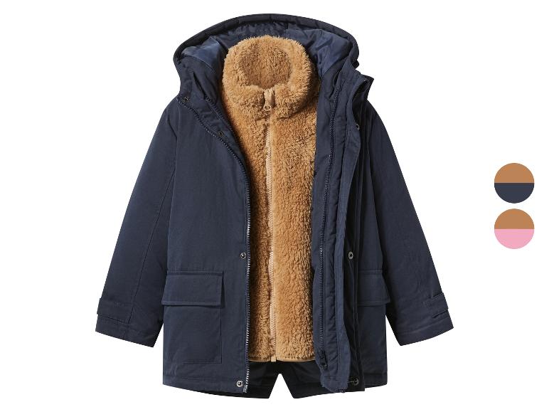 Donkerblauwe parka met capuchon en bruine teddy voering.