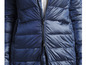 Een donkerblauwe winterjas met een ritssluiting.