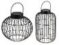 Twee zwarte metalen decoratieve solarlantaarns, één bolvormig en één cilindrisch.