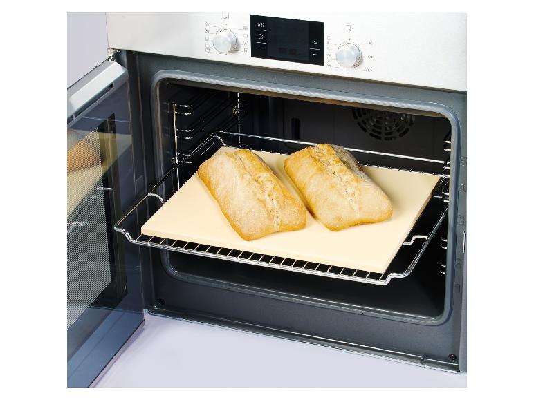 Brood bakken in oven op pizza steen.