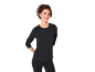 Vrouw in een zwart shirt met lange mouwen en zwarte legging, lachend en naar rechts kijkend.