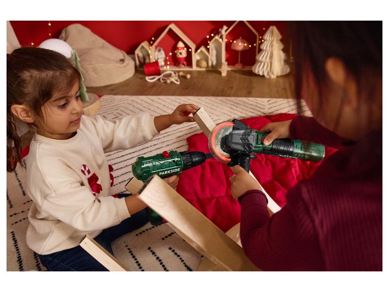 Twee kinderen spelen met speelgoedgereedschap, waaronder een boormachine en een haakse slijper.