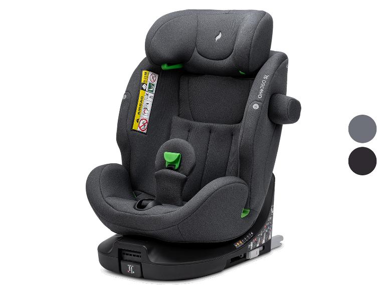Donkergrijze draaibare autostoel met groene details en een airbagwaarschuwingslabel.