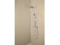 Chromen douchesysteem met vierkante hoofddouche en handdouche, water stroomt.