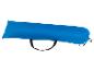 Blauwe opblaasbare slaapmat of kussen in hoes met zwarte draagband.