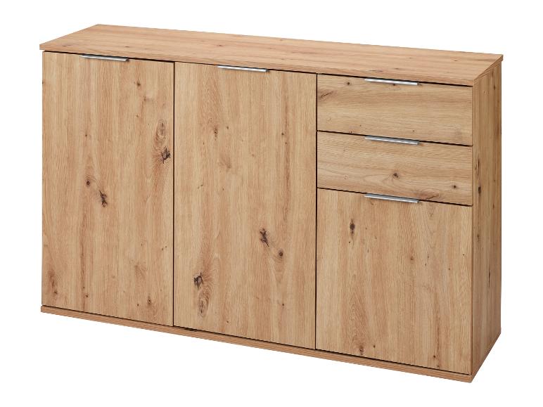 Houten dressoir met drie deuren en drie laden, met metalen handgrepen.
