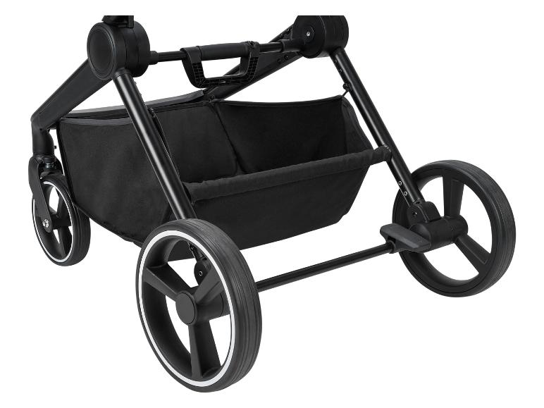 Een zwarte kinderwagen met grote wielen en een opbergmand.