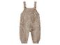 Beige gebreide baby romper met bretels en houten knopen.