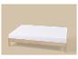 Licht houten bed met wit matras op beige achtergrond.