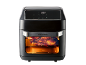 Zwarte airfryer met gebraden kip en een digitaal display dat 200°C toont.