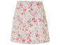 Een witte rok met roze bloemenprint.