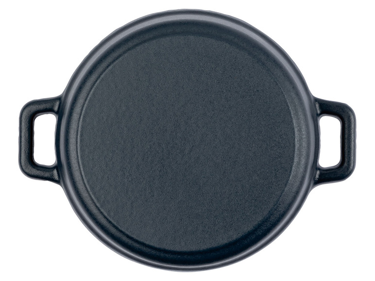 Een zwarte gietijzeren braadpan met twee handvatten.