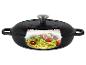 Zwarte gietijzeren braadpan met deksel, doorsnede toont courgettepasta met tomaten en pijnboompitten.
