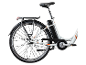 Achteraanzicht van een witte elektrische fiets met zwart zadel, accu en bagagedrager.