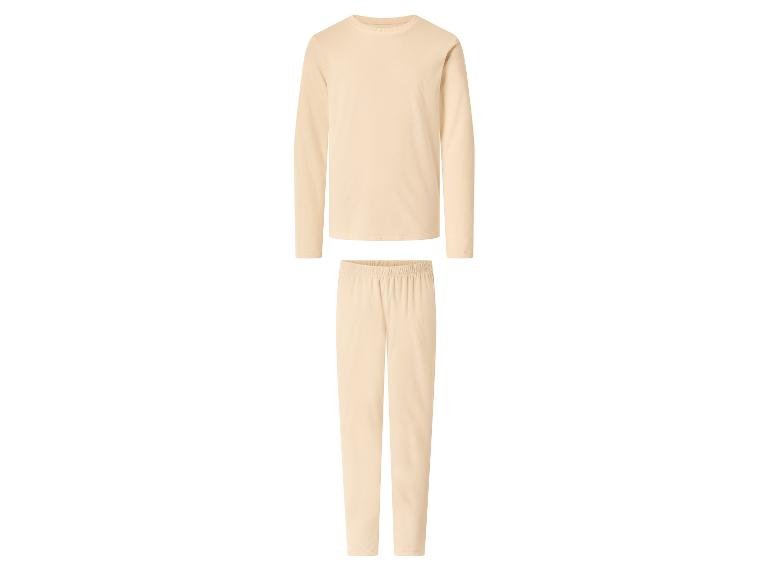 Beige kinderpyjama, bestaande uit een shirt met lange mouwen en een broek.