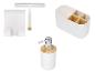 Witte en bamboe badkameraccessoires: douchewisser, wandhouder, zeepdispenser en organizer.