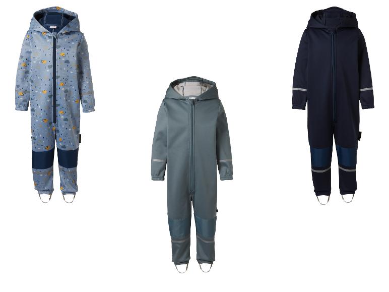 Drie softshell kinderoveralls: een blauwe met wolkenprint, een grijze en een donkerblauwe.