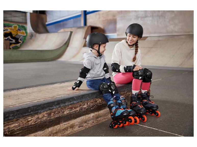 Twee kinderen dragen helmen en beschermende kleding, terwijl ze op inline skates van het merk Crivit zitten.