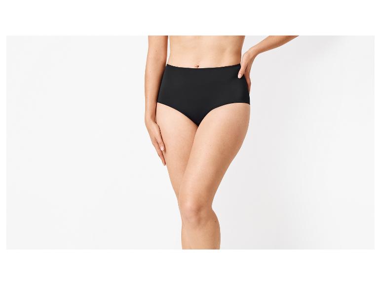 Zwarte high-waist slip, gedragen door een vrouw.